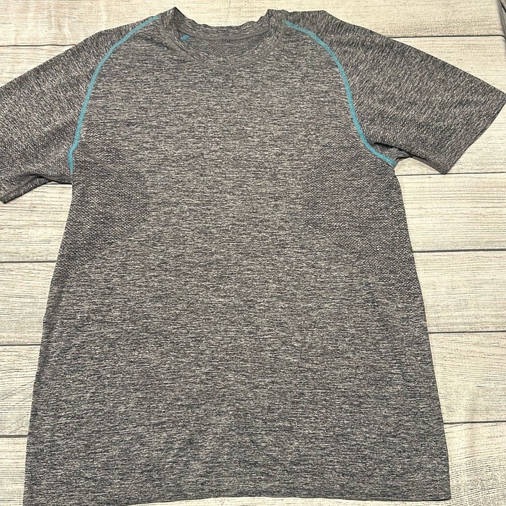 🍋Mens original Vent Tech tee with 3 bar sizing PTP approx 19”🍋